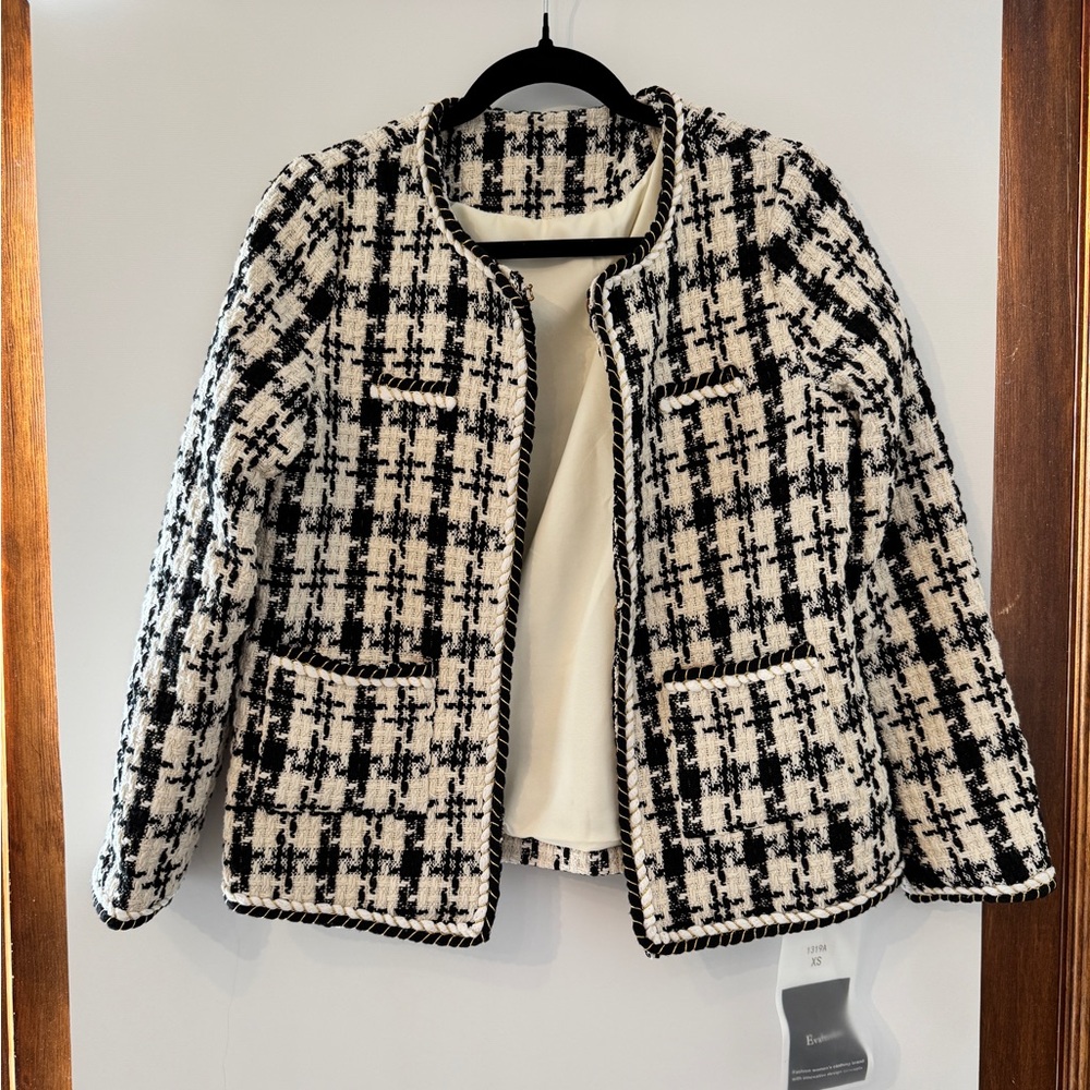 Women’s black and white houndstooth bouclé jacket